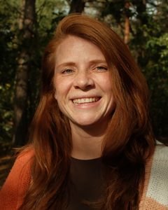 Eline van den Bogaard, glimlachend in het bos